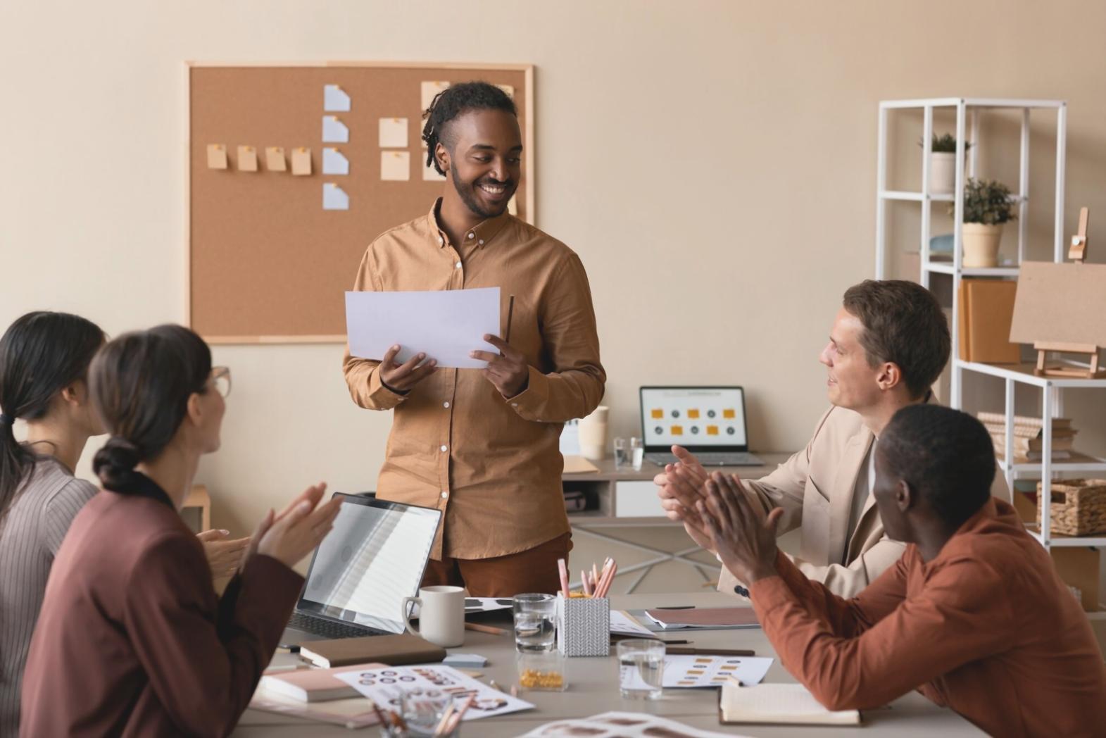 Matériel de formation financière avec calculatrice et documents